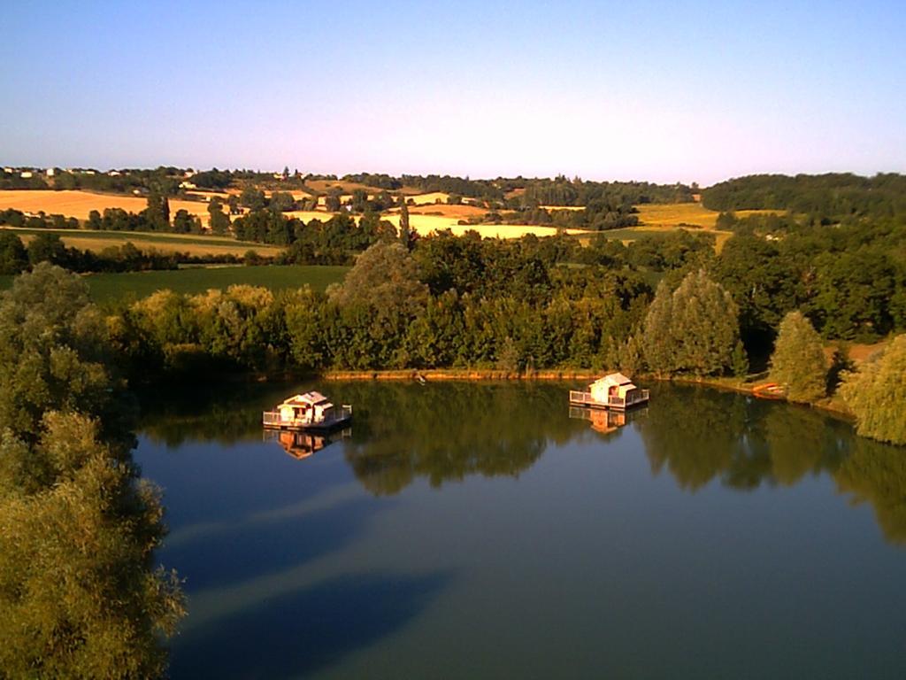 Cabanes Flottantes Du Lac De Pelisse Hotel Douzains Exterior foto